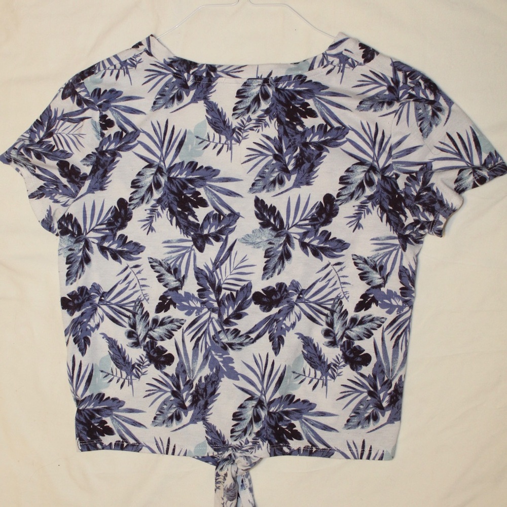 🌵 Hawaiian print t shirt w/tie in the front